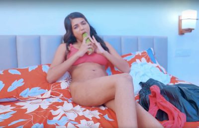 Desi bhabhi ne khira ghusa ke pela khud ko 